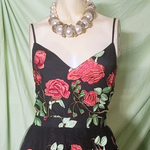 EXQUISIVE, EMBROIDERY BEAUTY - Picture 1 of 3